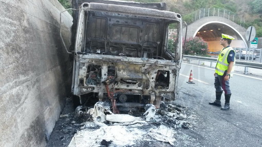 Bordighera: gomme e telone di un autoarticolato a fuoco al casello, nessun ferito e incendio spento dai Vvf (Foto)