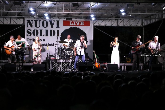Bordighera: i Nuovi Solidi euforizzano oltre 650 persone con  il tributo a Lucio Battisti ai giardini Lowe (Foto)