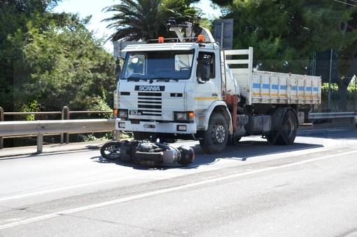 Sanremo: incidente sull'Aurelia a Bussana, ragazza su uno scooter si scontra con un'auto Sanremo: incidente sull'Aurelia a Bussana, ragazza su uno scooter si scontra con un'auto