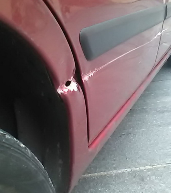 Sanremo: urta con l'auto il pianale di un camion che scarica al 'Rigolè', intervento della Municipale (Foto) Sanremo: urta con l'auto il pianale di un camion che scarica al 'Rigolè', intervento della Municipale (Foto)