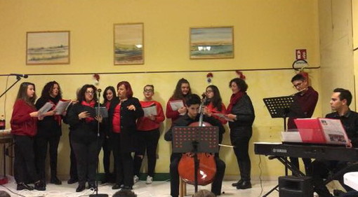 Ventimiglia: atmosfera natalizia alla casa di riposo E. Chiappori con il coro 'Armonia' e il coro 'Le note di Latte' Ventimiglia: atmosfera natalizia alla casa di riposo E. Chiappori con il coro 'Armonia' e il coro 'Le note di Latte'