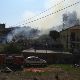 Taggia: incendio di sterpaglie in strada dei Contrabbandieri vicino al centro commerciale (Foto e Video) Taggia: incendio di sterpaglie in strada dei Contrabbandieri vicino al centro commerciale (Foto e Video)