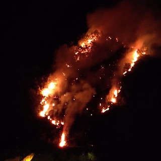 Incendio di ieri sera tra Chiusanico e Gazzelli sotto controllo: in arrivo l'elicottero e poi via alla bonifica