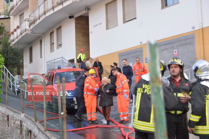 Sanremo: incendio di oggi pomeriggio in un appartamento di strada Mongioie, le foto di Tonino Bonomo