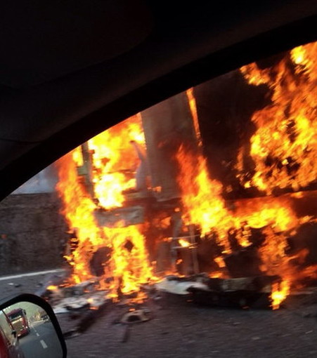 Tir in fiamme sulla A10 nel savonese: autostrada chiusa in direzione Genova per consentire i soccorsi