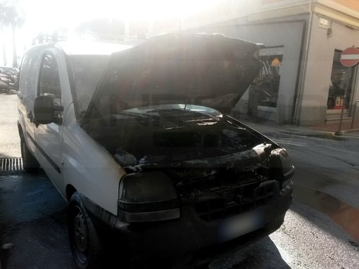 Ventimiglia: furgone a fuoco in località Sealza, intervento dei Vigili del Fuoco e di alcuni residenti