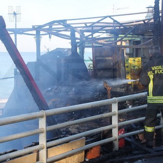 Bordighera: distrutto da un incendio questa notte lo stabilimento balneare 'Argentina' (Foto e Video)