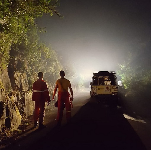Doppio incendio di sterpaglie nella notte a Chiusanico e Rezzo: Vigili del Fuoco e Protezione Civile in azione