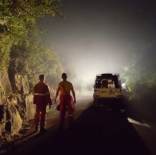 Bordighera: incendio boschivo nella zona di Sasso, sul posto al lavoro Vigili del Fuoco e Protezione Civile
