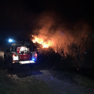 Perinaldo: incendio di bosco e sterpaglie nella notte, spento da Vigili del Fuoco e volontari