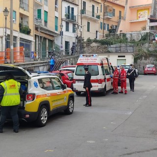 Sanremo: donna di 83 anni minaccia di tagliarsi le vene, intervento di Carabinieri e 118 (Foto) Sanremo: donna di 83 anni minaccia di tagliarsi le vene, intervento di Carabinieri e 118 (Foto)