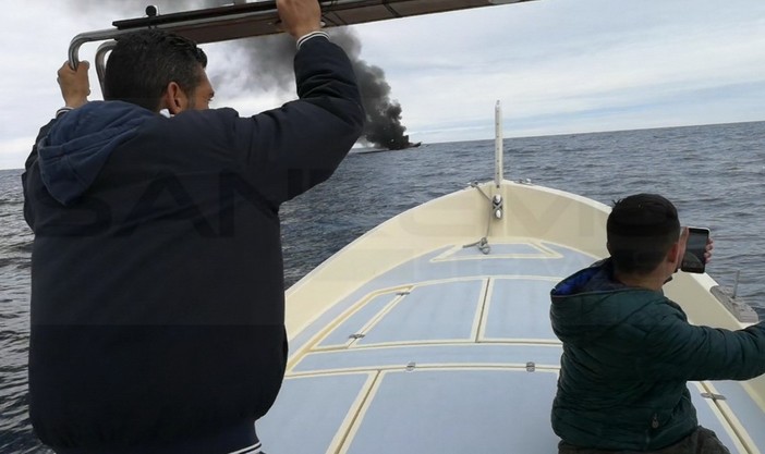 Ventimiglia: il racconto dei tre pescatori che hanno salvato l'equipaggio della barca a vela andata a fuoco (Foto) Ventimiglia: il racconto dei tre pescatori che hanno salvato l'equipaggio della barca a vela andata a fuoco (Foto)