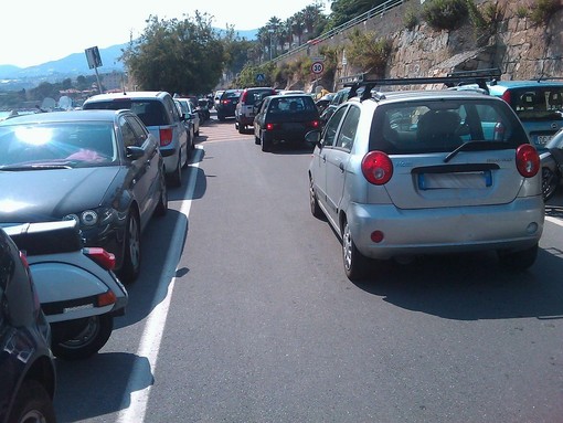 Sanremo: auto e moto parcheggiate ai 3 Ponti sull'area di manovra, le foto di un lettore