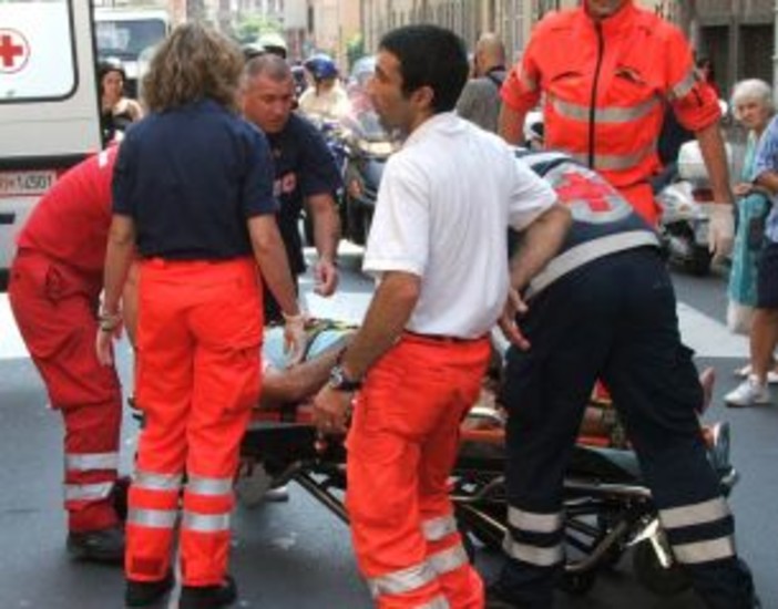 Capo Mimosa: 36enne cade in bici, ricoverata in ospedale