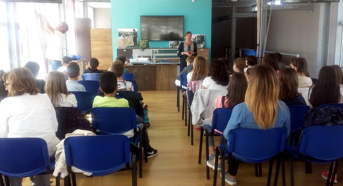 Imperia: Infopoint di Legacoop ad Oneglia preso d'assalto da 40 studenti arrivati da Bergamo Imperia: Infopoint di Legacoop ad Oneglia preso d'assalto da 40 studenti arrivati da Bergamo