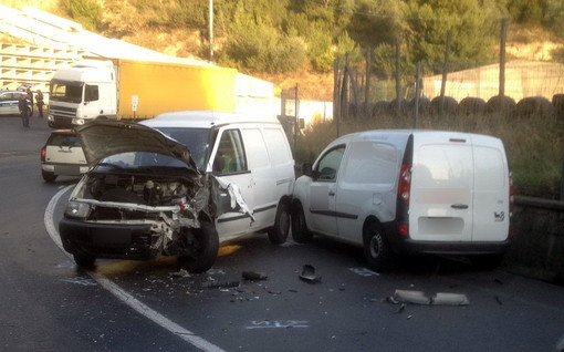 Arma di Taggia: incidente vicino all'ingresso autostradale, tre lievi feriti e mezzi distrutti