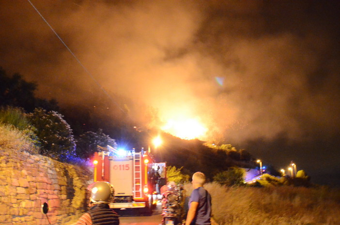 Sanremo: incendio di vaste proporzioni sopra Coldirodi, case in pericolo e caccia al piromane forse fuggito su un'auto