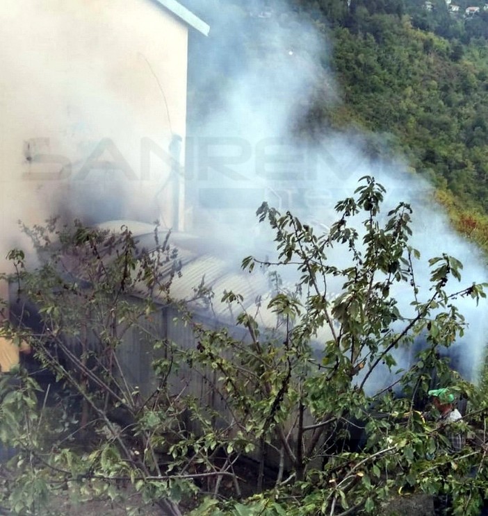 Vallecrosia: incendio di un magazzino in campagna nella zona di Conca Verde, intervento dei Vigili del Fuoco Vallecrosia: incendio di un magazzino in campagna nella zona di Conca Verde, intervento dei Vigili del Fuoco