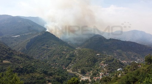 Ventimiglia: è ripreso in nottata l'incendio di Villatella, questa mattina tornano anche i mezzi aerei Ventimiglia: è ripreso in nottata l'incendio di Villatella, questa mattina tornano anche i mezzi aerei