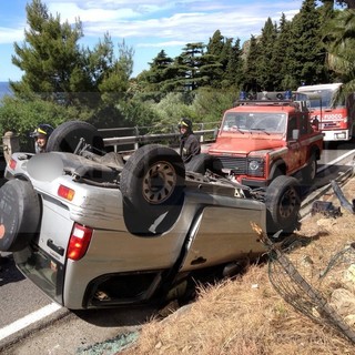 Borgomaro: si capottano con l'auto sulla Statale 28, per fortuna illesi i due occupanti dell'auto Borgomaro: si capottano con l'auto sulla Statale 28, per fortuna illesi i due occupanti dell'auto