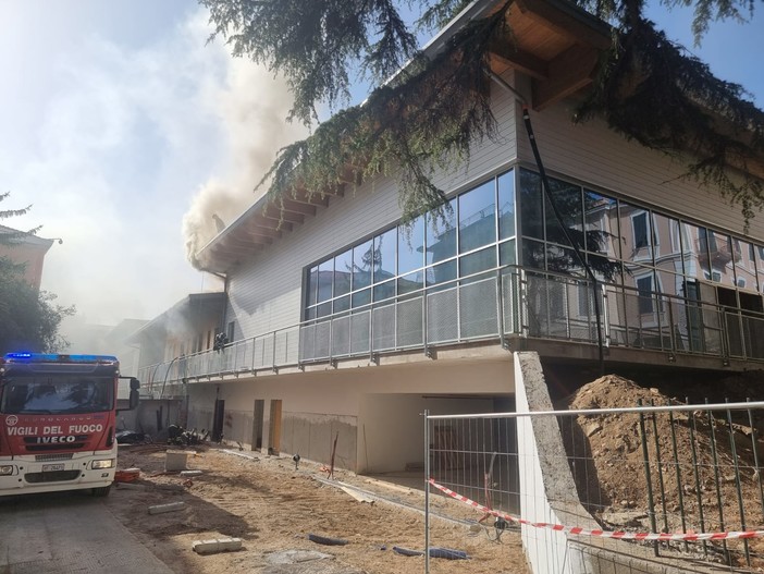 L'incendio nella scuola di via Napoli