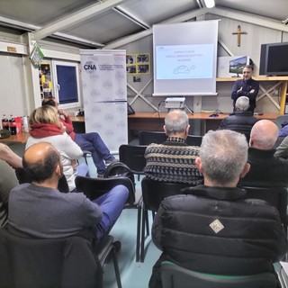“Sicurezza dei veicoli ibridi ed elettrici”: incontro formativo di Cna e Fortec per la squadra antincendi di Sanremo