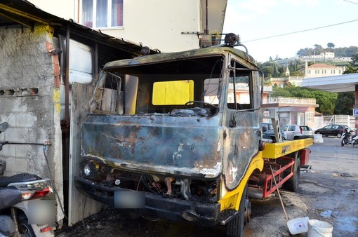 Sanremo: a fuoco un carro attrezzi nella zona di villa Spinola. Fiamme divampate da un cortocircuito Sanremo: a fuoco un carro attrezzi nella zona di villa Spinola. Fiamme divampate da un cortocircuito