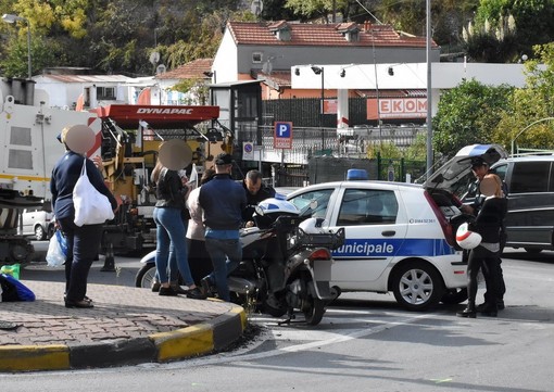 Sanremo: scontro scooter-auto tra via Massa e via San Francesco, 80enne lievemente ferito