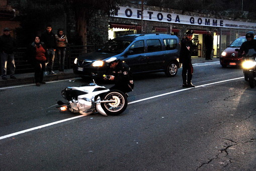 Sanremo: scontro tra uno scooter ed un'auto, questa mattina in via San Francesco Sanremo: scontro tra uno scooter ed un'auto, questa mattina in via San Francesco