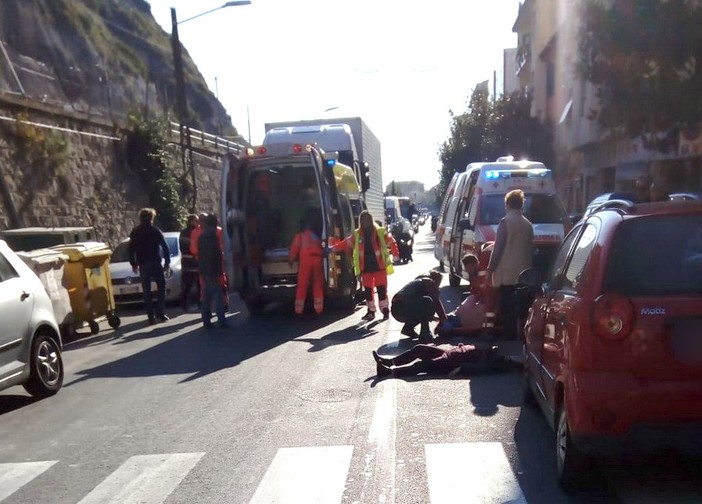 Ventimiglia: due donne investite sul passaggio pedonale in corso Genova, intervento del 118 e della Municipale (Foto) Ventimiglia: due donne investite sul passaggio pedonale in corso Genova, intervento del 118 e della Municipale (Foto)