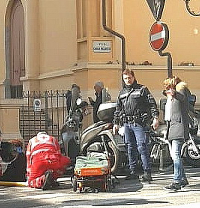 Sanremo: donna investita da uno scooter in corso Garibaldi, trasportata in ospedale