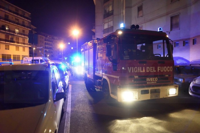 Doppio intervento dei Vvf nella notte: distrutta una cucina a Taggia e un furgoncino a Ventimiglia Alta