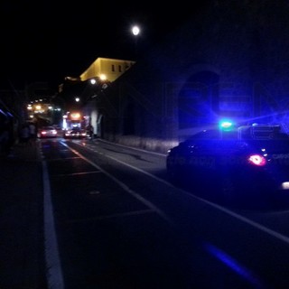 Camporosso: un'auto ed uno scooter in fiamme ieri sera in via V. Emanuele, intervento dei Vigili del Fuoco Camporosso: un'auto ed uno scooter in fiamme ieri sera in via V. Emanuele, intervento dei Vigili del Fuoco