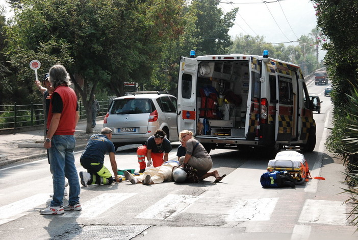 Ospedaletti: abbagliata dal sole non vede pedone che sta attraversando, 60enne portato in Ospedale