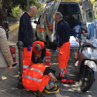 Sanremo: Maserati svolta verso il Sud-Est e centra una donna in scooter in corso Cavallotti (Foto)