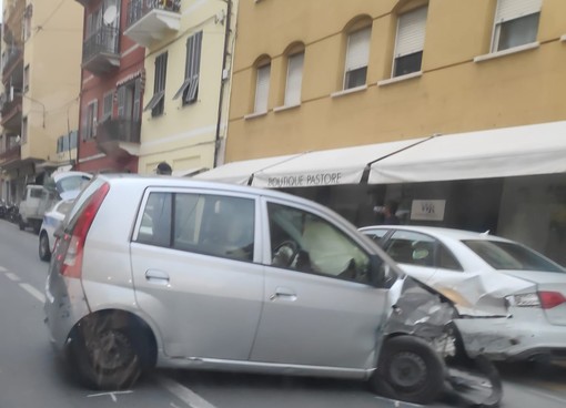 Finisce contro le auto parcheggiate a Ventimiglia, un ferito Finisce contro le auto parcheggiate a Ventimiglia, un ferito