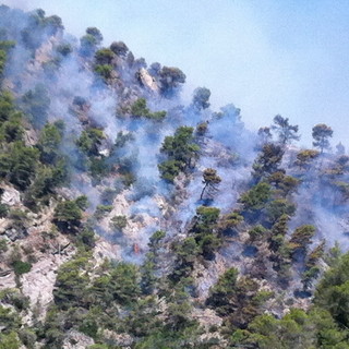 Ancora fiamme tra Olivetta San Michele ed Airole: a breve nuovo intervento degli elicotteri