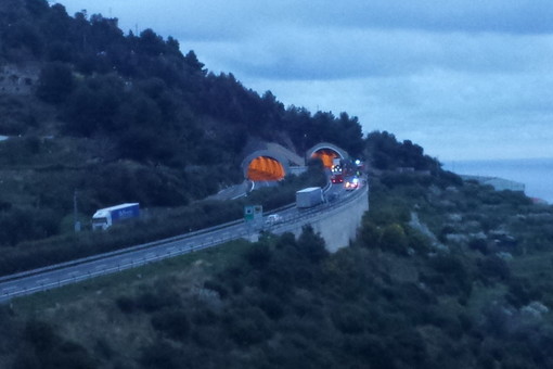 Bordighera: riaperta da poco l'autostrada A10 Genova-Ventimiglia dopo l'incendio di oggi al semirimorchi bulgaro Bordighera: riaperta da poco l'autostrada A10 Genova-Ventimiglia dopo l'incendio di oggi al semirimorchi bulgaro