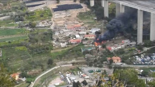 Incendio sotto al cavalcavia dell'autostrada all'altezza di Vallecrosia, le fiamme distruggono un magazzino
