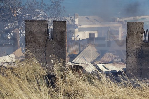 Sanremo: un altro incendio è divampato in collina, a fuoco una serra ed un rudere in strada alla Colla (Foto e Video)