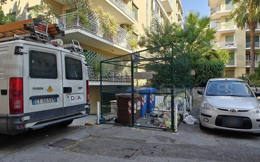 Sanremo: miasmi dai rifiuti di un condominio di via Vallarino, la protesta dei residenti (Foto) Sanremo: miasmi dai rifiuti di un condominio di via Vallarino, la protesta dei residenti (Foto)