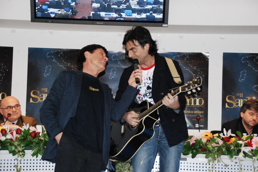 Festival di Sanremo 2011: grande Morandi, irrompe De Marinis e Gianni canta insieme a lui Festival di Sanremo 2011: grande Morandi, irrompe De Marinis e Gianni canta insieme a lui