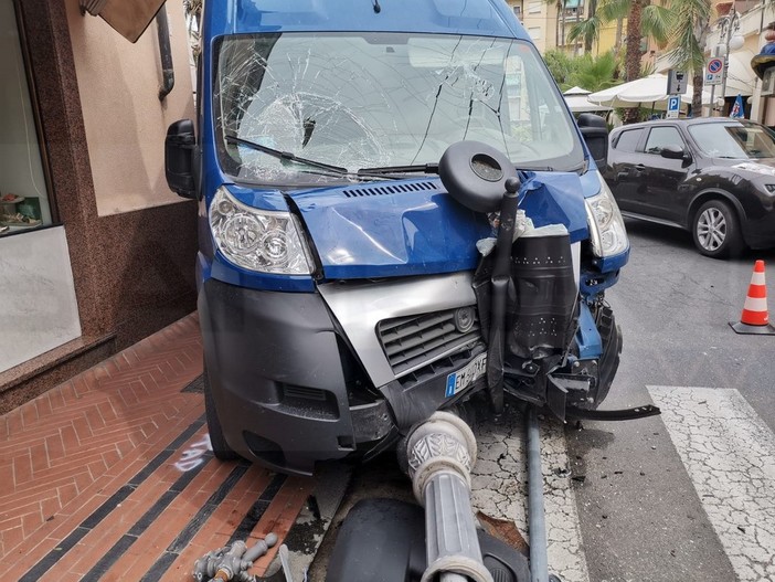 Bordighera: incidente tra via Matteotti e piazza Garibaldi, furgone contro un palo stradale che 'investe' due pedoni (Foto) Bordighera: incidente tra via Matteotti e piazza Garibaldi, furgone contro un palo stradale che 'investe' due pedoni (Foto)