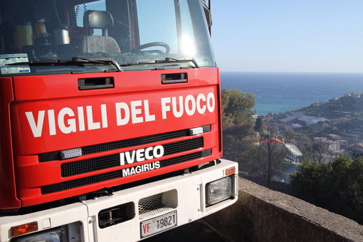 Pietrabruna: piccolo incendio di sterpaglie alle 6 di questa mattina, già spento dai Vigili del Fuoco Pietrabruna: piccolo incendio di sterpaglie alle 6 di questa mattina, già spento dai Vigili del Fuoco