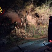 Incendio di sterpaglie all’alba nelle campagne di San Biagio della Cima: vigili del fuoco al lavoro col vento forte