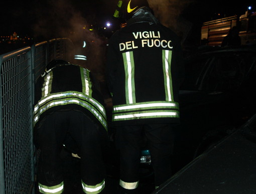 Ventimiglia: principio d'incendio al furgone di un serramentista in corso Francia, si tratta di un attentato Ventimiglia: principio d'incendio al furgone di un serramentista in corso Francia, si tratta di un attentato