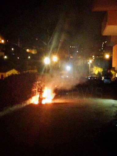 Dopo l'incendio di ieri sera ad Arma stanotte uno scooter distrutto dal fuoco a Sanremo in via Zeffiro Massa