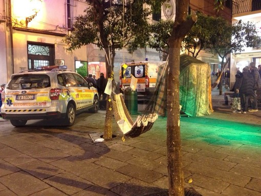 Sanremo: uomo colto da infarto in piazza Bresca, uno dei soccorritori si ferisce inciampando in una buca Sanremo: uomo colto da infarto in piazza Bresca, uno dei soccorritori si ferisce inciampando in una buca