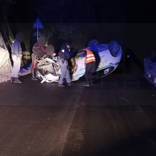 Olivetta San Michele: si rompono i freni, guardia giurata si capotta con l'auto di servizio (Foto) Olivetta San Michele: si rompono i freni, guardia giurata si capotta con l'auto di servizio (Foto)