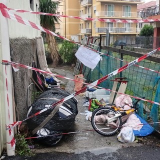 Ventimiglia: incendio in un appartamento di via Asse, intervento dei vigili del fuoco e occupanti intossicati (Foto) Ventimiglia: incendio in un appartamento di via Asse, intervento dei vigili del fuoco e occupanti intossicati (Foto)